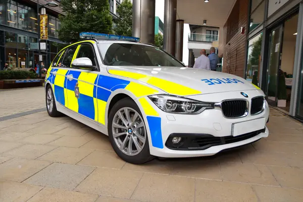 Leeds UK, 16 Eylül 2020: Batı Yorkshire polisinden bir İngiliz polis arabasının fotoğrafı BMW arabasının önünü bir caddede park halinde gösteriyor