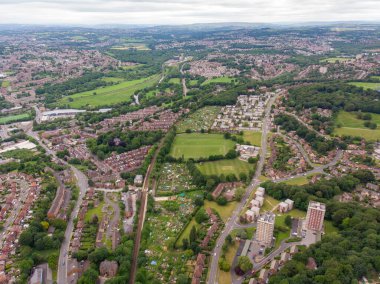Leeds 'in Batı Yorkshire' da Headingley olarak bilinen bölgesine bakan hava fotoğrafı güneşli bir günde insansız hava aracıyla alınan tarlaları ve yolları olan tipik bir İngiliz hortum arazisini gösteriyor.