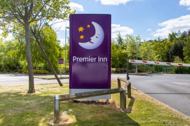 Leeds UK, 14 Mayıs 2020: İngiltere 'nin Wakefield kentindeki Castleford kasabasında bulunan Premier Inn Hotel tabelası