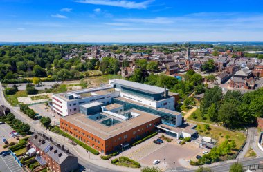 İngiltere 'nin Wakefield kentindeki Pontefract köyünde bulunan Pontefract Hastanesi' nin hava fotoğrafı güneşli bir yaz gününde hastaneyi ve gökyüzünde mavi gökyüzü ve beyaz bulutlarla kaplı yerleri gösteriyor.