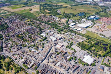 İngiltere 'nin Wakefield West Yorkshire kentindeki Pontefract köyündeki tipik bir İngiliz yerleşim yerinin güneşli bir yaz gününde çekilmiş fotoğrafı.