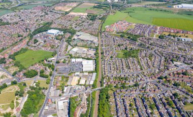 İngiltere 'nin Wakefield West Yorkshire kentindeki Pontefract köyündeki tipik bir İngiliz yerleşim yerinin güneşli bir yaz gününde çekilmiş fotoğrafı.