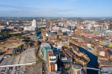 Leeds şehir merkezinin hava aracı fotoğrafı batı Yorkshire 'da güneşli bir yaz gününde ana şehir merkezini yukarıdan gösteriyor.