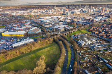 İngiltere 'nin Leeds West Yorkshire kentindeki Hunslet kasabasının hava fotoğrafı kışın çekilen Viktorya dönemi teras evlerinin yollarını ve sıralarını gösteriyor.