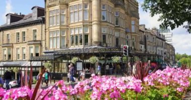 Harrogate North Yorkshire, 20 Ağustos 2024: Harrogate kasabasının Kuzey Yorkshire 'daki görüntüleri, güneşli bir yaz gününde ünlü Betty' s Tea Room kafe ve restoranını gösteriyor