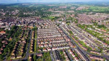 İngiltere 'nin kuzeyindeki Harrogate şehrinin insansız hava aracı görüntüleri. Yazın Yorkshire Dales' in doğusunda, yukarıdan yerleşim yerlerinin caddelerini gösteriyor.