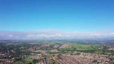 İngiltere 'nin kuzeyindeki Harrogate şehrinin insansız hava aracı görüntüleri. Yazın Yorkshire Dales' in doğusunda, yukarıdan yerleşim yerlerinin caddelerini gösteriyor.