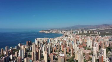 İspanya 'nın güzel Benidorm şehrinin havadan insansız hava aracı görüntüleri şehirde yüksek katlı daireleri ve otelleri gösteriyor.