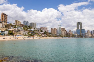 İspanya 'nın güzel Benidorm kasabasının fotoğrafı Benidorm' un güney sahili gezinti güvertesini ve Benidorm 'un en yüksek binasını gösteriyor The Intempo Sky Resort ve Spa Hotel ve Delfin Tower