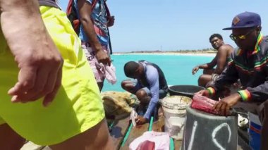 Cape Verde, Sal, 17 Mayıs 2018: Balıkçı eşleriyle Cape Verde 'deki ünlü rıhtımın rıhtımda balık satan balıkçılarla çekilmiş görüntüleri, Sal Cape Verde Cabo Verde' deki Santa Maria plajında çekildi.