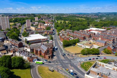 Leeds West Yorkshire 'daki Armley şehir merkezinin havadan çekilmiş fotoğrafı. Güneşli bir yaz gününde şehre giden apartman daireleri ve ana yolları gösteriyor.