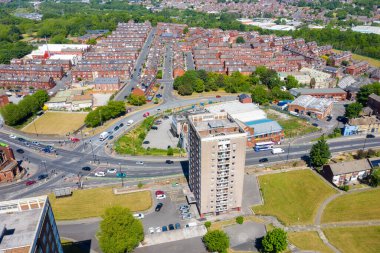 Leeds West Yorkshire 'daki Armley şehir merkezinin havadan çekilmiş fotoğrafı. Güneşli bir yaz gününde şehre giden apartman daireleri ve ana yolları gösteriyor.