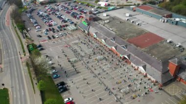 Birleşik Krallık halkı, Coronavirus covid 19 nedeniyle Killingbeck, Leeds West Yorkshire 'daki Asda süpermarketine girmek için sosyal uzaklık kurallarını takip ederek kuyruğa giriyor.