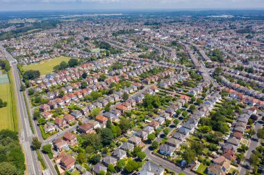 Yaz mevsiminde Bournemouth kasabasında bulunan tipik bir İngiliz konut arazisinin insansız hava aracı fotoğrafı banliyö evleri, bahçeler ve caddeleri gösteriyor.
