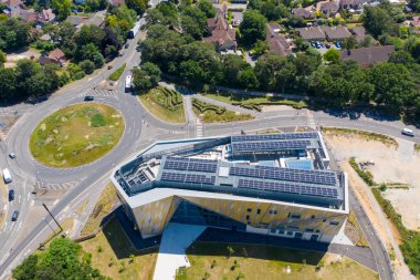 Poole UK, 17 Haziran 2020: Bournemouth Üniversitesi 'nin havadan çekilmiş fotoğrafı, Talbot Kampüsü binaları yukarıdan Bournemouth Sanat Üniversitesi, Öğrenci Köyü, Füzyon Binası, Tıp Merkezi' ni gösteriyor