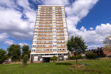 İngiltere 'nin batısında, Leeds' in batısında Armley ilçesinde, güneşli bir yaz gününde yüksek katlı binaların bulunduğu bir apartman bloğunun fotoğrafı.