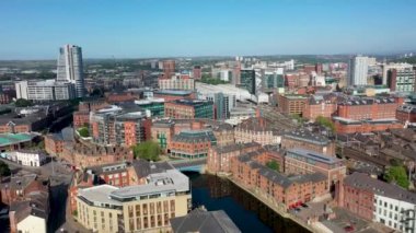 Brewery Wharf olarak bilinen Leeds şehir merkezindeki hava görüntüleri Leeds ve Liverpool Kanalı boyunca şehir merkezine, Leeds Tren İstasyonu 'na ve yüksek katlı apartmanlara uçuyor.