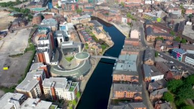 Leeds şehir merkezindeki Brewery Wharf adlı hava aracı Leeds ve Liverpool Kanalları boyunca Leeds ana tren istasyonuna doğru uçuyor.