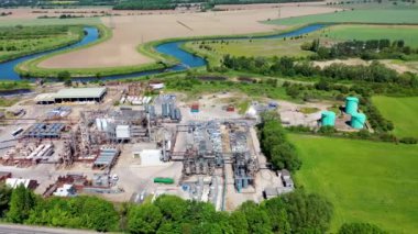 İngiltere 'nin Wakefield kentindeki Knottingley köyünün hava görüntülerinde parlak güneşli bir yaz gününde Leeds ve Liverpool kanalı boyunca oluşan atık temizleme metal alanı görülüyor.