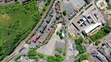 İngiltere 'nin Wakefield kentindeki Pontefract köyündeki Pontefract Hastanesi' nin güneşli bir yaz gününde hastane, otopark ve konut arazilerini gösteren hava görüntüleri.