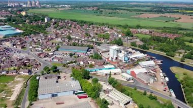 İngiltere 'nin Wakefield kentindeki Knottingley köyünün hava görüntüleri, güneşli bir yaz gününde Leeds ve Liverpool kanalı boyunca köy merkezini gösteriyor.