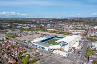 Leeds UK, 4 Mayıs 2022: Beeston köyündeki Leeds United Football Club 'a ev sahipliği yapan Leeds, West Yorkshire, İngiltere' deki ünlü Elland Road futbol stadyumunun hava fotoğrafı