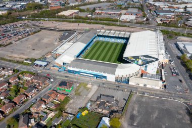 Leeds UK, 4 Mayıs 2022: Beeston köyündeki Leeds United Football Club 'a ev sahipliği yapan Leeds, West Yorkshire, İngiltere' deki ünlü Elland Road futbol stadyumunun hava fotoğrafı