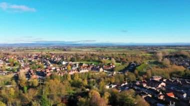 Kuzey Yorkshire 'ın Hambleton eski bölgesindeki bir pazar kasabası olan güzel Bedale kasabasının sonbahar zamanı güzel kasaba, kilise ve otoyolu gösteren insansız hava aracı görüntüleri.