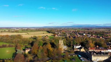 Kuzey Yorkshire 'ın Hambleton eski bölgesindeki bir pazar kasabası olan güzel Bedale kasabasının sonbahar zamanı güzel kasaba, kilise ve otoyolu gösteren insansız hava aracı görüntüleri.
