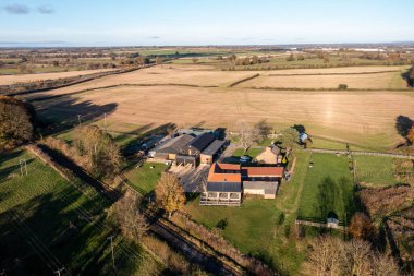 Güzel İngiliz kasabası Bedale 'in hava fotoğrafı. İngiltere' nin Kuzey Yorkshire bölgesindeki Hambleton 'da bir pazar kasabası. Sonbahar zamanı tren rayları boyunca uzanan bir çiftlik evini gösteriyor.