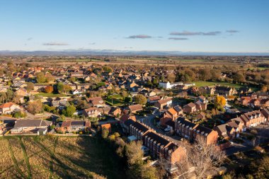 İngiltere 'nin Kuzey Yorkshire bölgesinin Hambleton eski bölgesinde bulunan güzel İngiliz kasabası Bedale' in hava fotoğrafında sonbahar döneminde evleri ve konutları gösteriliyor.