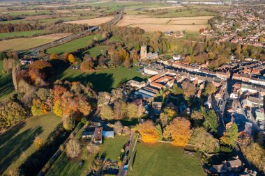 Kuzey Yorkshire 'ın Hambleton eski bölgesindeki bir pazar kasabası olan güzel Bedale kasabasının hava fotoğrafı sonbahar zamanı güzel kasaba, kilise ve otoyolu gösteriyor.