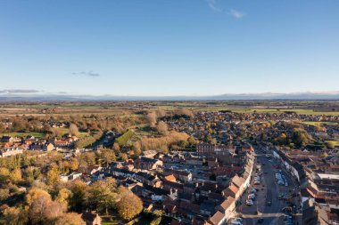 İngiltere 'nin Kuzey Yorkshire bölgesinin Hambleton eski bölgesinde bulunan güzel İngiliz kasabası Bedale' in hava fotoğrafında sonbahar döneminde evleri ve konutları gösteriliyor.