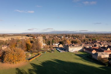 Kuzey Yorkshire 'ın Hambleton eski bölgesindeki bir pazar kasabası olan güzel Bedale kasabasının hava fotoğrafı sonbahar zamanı güzel kasaba, kilise ve halk parkını gösteriyor.