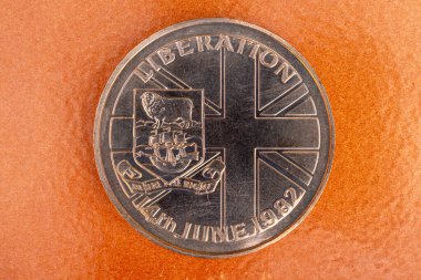 Falkland Adaları 1982 Kraliçe II. Elizabeth Arjantin Güçleri 'nden Kurtuluş Madeni Parası' nın yazı kısmını madeni parayla gösteriyor.