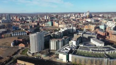 Leeds Şehir Merkezi 'nin klişe bir günde Leeds Rıhtımı olarak bilinen bölgede çekilmiş hava görüntüleri..
