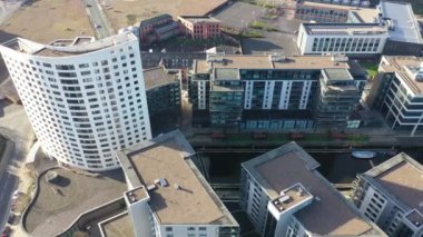Leeds Şehir Merkezi 'nin klişe bir günde Leeds Rıhtımı olarak bilinen bölgede çekilmiş hava görüntüleri..