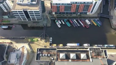 Leeds Şehir Merkezi 'nin klişe bir günde Leeds Rıhtımı olarak bilinen bölgede çekilmiş hava görüntüleri..