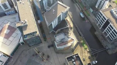 Leeds Şehir Merkezi 'nin klişe bir günde Leeds Rıhtımı olarak bilinen bölgede çekilmiş hava görüntüleri..