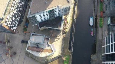 Leeds Şehir Merkezi 'nin klişe bir günde Leeds Rıhtımı olarak bilinen bölgede çekilmiş hava görüntüleri..