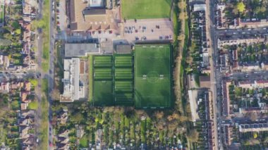 İngiltere 'deki Southend-on-Sea Essex şehrinin havadan çekilmiş görüntüleri güneşli bir yaz gününde konutlarla çevrili bir futbol sahasını gösteriyor.