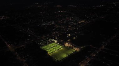 İngiltere 'deki Southend-on-Sea Essex kasabasının gece görüntülerinde akşamları futbol sahası ışıl ışıl parlıyor.