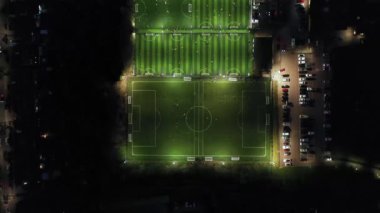 İngiltere 'deki Southend-on-Sea Essex şehrinin hava aracı gece görüntülerinde akşam şovunda bir futbol sahası ışıldıyor.