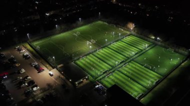 İngiltere 'deki Southend-on-Sea Essex şehrinin hava aracı gece görüntülerinde akşam şovunda bir futbol sahası ışıldıyor.