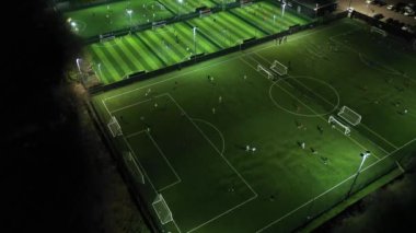 İngiltere 'deki Southend-on-Sea Essex kasabasının gece görüntülerinde akşamları futbol sahası ışıl ışıl parlıyor.