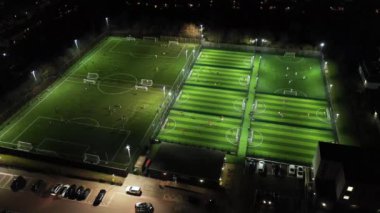 İngiltere 'deki Southend-on-Sea Essex kasabasının gece görüntülerinde akşamları futbol sahası ışıl ışıl parlıyor.