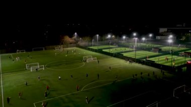 İngiltere 'deki Southend-on-Sea Essex kasabasının gece görüntülerinde akşamları futbol sahası ışıl ışıl parlıyor.