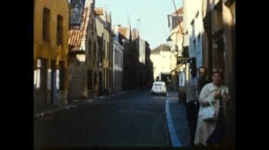 Belçika Bruges, 1 Temmuz 1966: Belçika 'nın Bruges şehrinde 60' lı yıllardan kalma yaz aylarında şehirde tatil yapan insan ve turistleri gösteren tarihi klasik cine film görüntüleri