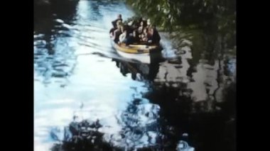 Belçika Bruges, 1 Temmuz 1966: Belçika 'nın Bruges şehrinde 60' lı yıllardan kalma yaz aylarında şehirde tatil yapan insan ve turistleri gösteren tarihi klasik cine film görüntüleri