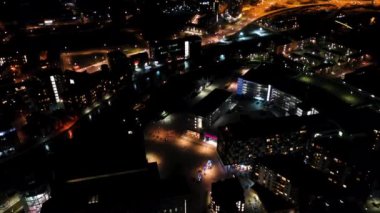 Leeds Şehir Merkezi 'nin gece çekilen hava görüntüleri, Batı Yorkshire şehir merkezinin ana otoyol yakınlarındaki yol ve apartmanların ışıklarıyla aydınlandığını gösteren bir insansız hava aracıyla çekildi.